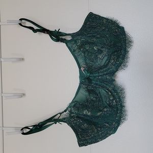 VICTORIA SECRET VERY SEXY LACE BRA.